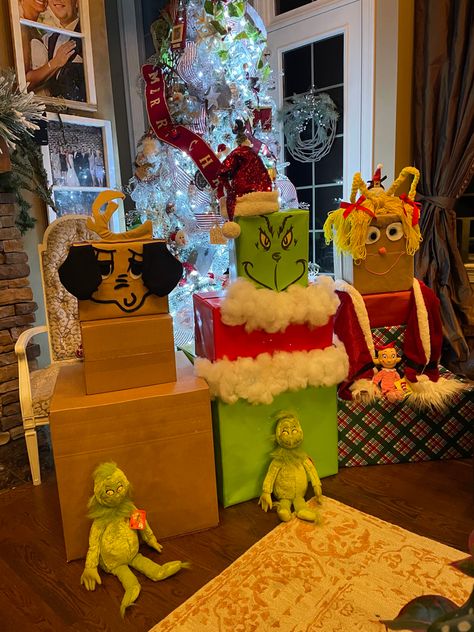 #Grinch 
#Cindy Lou
#Max Grinch Presents Tower, Christmas Tower, Xmas Display, Christmas Gift Themes, Grinch Tree, Christmas Wrapping Diy, Xmas Gift Wrap, Grinch Christmas Decorations, Christmas Gift Packaging