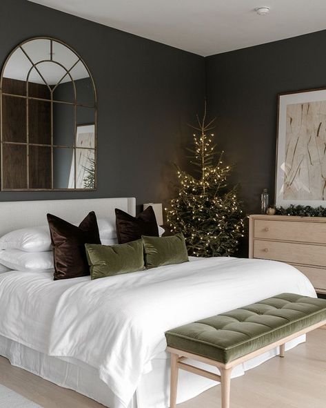 On the hunt for beautiful Christmas bedroom ideas? This pretty, modern Christmas decor inspo shows you *exactly* how to bring those festive, cozy vibes from the rest of your Christmas decorations into your bedroom, too! If you love classy Christmas decor inspiration, then this collection of cozy Christmas bedrooms is for you! Minimalist Bedroom Christmas Decor, Christmas Bedroom Minimalist, Winter Bedroom Decor Ideas, Christmas Decor Bedroom Aesthetic, Traditional Modern Christmas Decor, Christmas Bedroom Green, Christmas Bedroom Decor Aesthetic, Interior Christmas Decor Ideas, Organic Christmas Decor