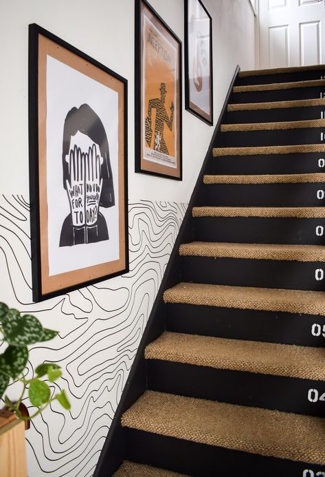 Picture Wall Layout, Staircase Gallery Wall, Stairs Black, Staircase Gallery, Gallery Wall Arrangement, Staircase Art, Gallery Wall Staircase, Staircase Wall Decor, Gallery Wall Ideas