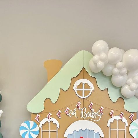 Gingerbread House Out Of Cardboard, Christmas Picture Backdrop, Diy Gingerbread House Cardboard, Diy Cardboard Gingerbread House, Gingerbread House Cardboard, Gingerbread Backdrop, Gingerbread House Backdrop, Diy Gingerbread House, House Cardboard