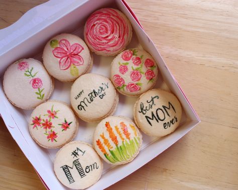 Macaron Ideas Decorated, Decorated Macarons Ideas, Birthday Macarons Ideas, Teacher Macarons, Macaron Doodle, Macaron Decoration Ideas, Mothers Day Macarons, Decorated Macarons, Hp Cake