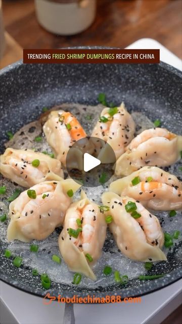 Shrimp Potstickers Recipe, Shrimp Dumplings Recipe, Dumplings Receta, Chinese Dumplings Recipe, Shrimp Gyoza, Buffet Recipes, Gyoza Recipe, How To Cook Dumplings, Healthy Spring Rolls