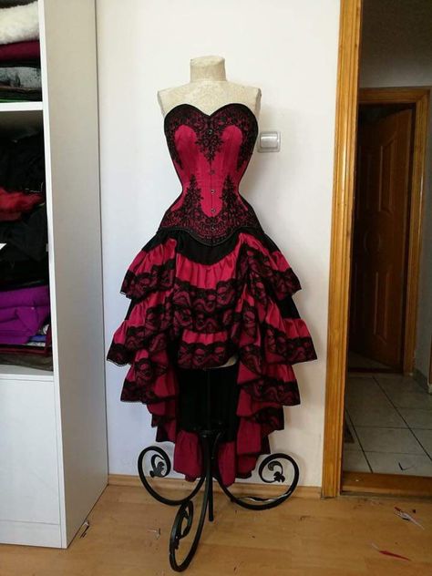 Red Gothic Fashion, Vampire Dresses, Moulin Rouge Outfits, The Radio Demon, Radio Demon, Costume Venitien, Glamouröse Outfits, Older Sister, Red Gowns