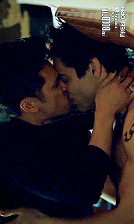 Magnus Bane and Alec Lightwood / Harry Shum Jr and Matthew Daddario Magnus Bane And Alec Lightwood, Malec Kiss, Malec Shadowhunters, Magnus And Alec, Shadowhunters Tv Show, Magnus Bane, Cassandra Clare Books, Shadowhunters Malec, Matthew Daddario