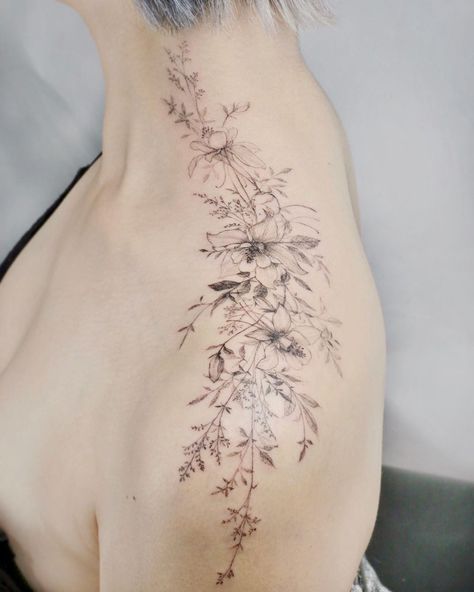 타투이스트 꽃 on Instagram: “Wild flower bouquet  #tattoo#flower#flowertattoo#flowerart#wildflower#wildflowertattoo#colortattoo#armtattoo#타투#꽃#꽃#…” Botanisches Tattoo, Flower Vine Tattoos, Women's Shoulder Tattoo, Clavicle Tattoo, Hirsch Tattoo, Wildflower Tattoo, Stylish Tattoo, Flower Tattoo Shoulder, Vine Tattoos