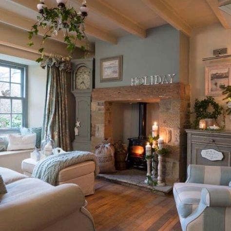 Snug Ideas, Reka Bentuk Ruang Tamu, Country Cottage Living Room, Cottage Lounge, Hygge Interior, Cottage Style Living Room, Cottage House Interior, Country Cottage Living, Hiasan Dalaman Rumah