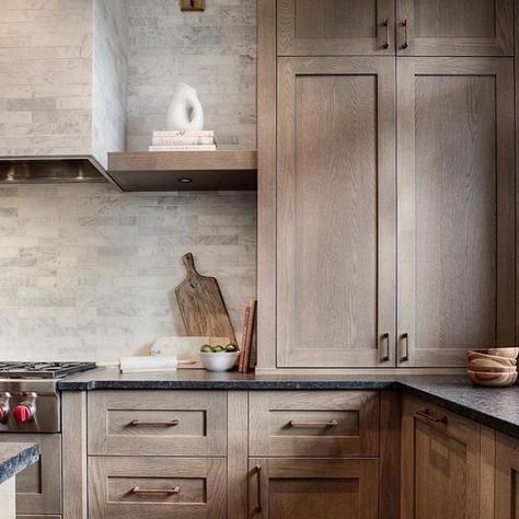 these driftwood color shaker cabinets look uber modern with the marble subway tile Black Kitchen Countertops, Cabinet Trends, White Oak Kitchen, Kitchen Cabinet Trends, Rustic Kitchen Cabinets, Oak Kitchen Cabinets, Cabin Kitchens, Oak Kitchen, Hus Inspiration