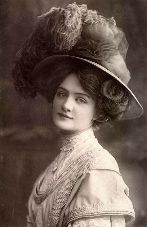 Hairstyles and Hats of the Edwardian Era, 1900-1915 – GBACG Finery Women Hat Outfit, Hairstyles 1900, Lily Elsie, Edwardian Hat, Edwardian Hairstyles, Historical Hats, Gibson Girl, Victorian Lady, Foto Vintage