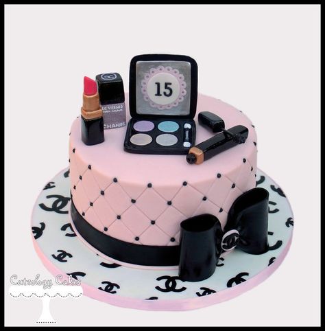 Chanel Cake - by CuteologyCakes @ CakesDecor.com - cake decorating website Make Up Torte, Makeup Birthday Cake, Birthday Cakes Girls Kids, Makeup Birthday Cakes, Birthday Cake Roses, Makeup Birthday, Torte Creative, Chanel Cake, Makeup Cake