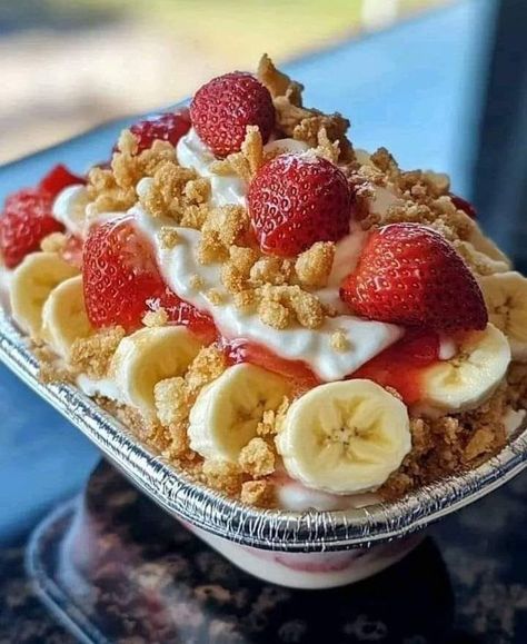 Quick & Tasty Family recipes 😋 | Strawberry Crunch Banana Pudding | Facebook Strawberry Banana Pudding Recipes, Strawberry Cheesecake Banana Pudding, Strawberry Crunch Banana Pudding, Strawberry Banana Recipes, Strawberry Banana Pudding, Banana Pudding Ingredients, Banana Pudding Pies, Banana Recipe, Recipes Strawberry