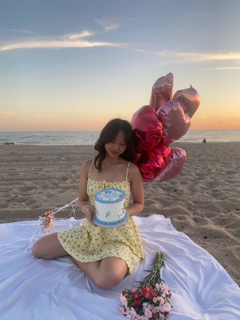 June Birthday Photoshoot Ideas, Birthday Picnic At Beach, Cake Beach Birthday, 19th Birthday Ideas Outfits Summer, Birthday Photoshoot Beach Ideas, Birthday Shoot Beach, Beach Birthday Idea, 15 Birthday Photoshoot Ideas Beach, Birthday Party Beach Ideas