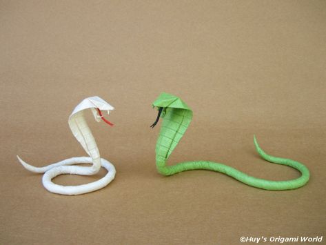 Realistic Origami Snake - http://www.ikuzoorigami.com/realistic-origami-snake/ Snake Origami, Origami Lizard, Snakes For Kids, Easy Origami Dragon, Origami Snake, Easy Origami Animals, Animal Crafts Preschool, Snake Crafts, Origami Dragon