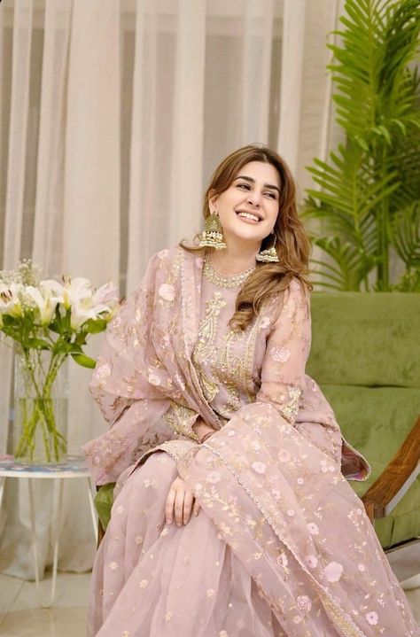 Kubra Khan Dresses, Kubra Khan, Sara Khan, Chibi Wallpaper, Desi Love, Indian Designer Suits, Love Quotes Funny, Pakistani Suits, Indian Designer