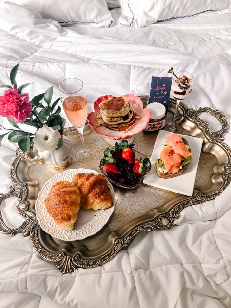 Breakfast In Bed Ideas Birthday, Breakfast In Bed Tray Aesthetic, Mothersday Breakfast In Bed, Bed Food Tray, Breakfast In Bed For Girlfriend, Breakfast In Bed Proposal, Breakfast In Bed Ideas For Mom, Valentines Breakfast In Bed, Romantic Breakfast In Bed Aesthetic