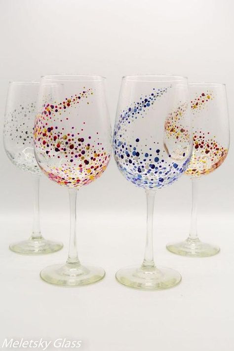 Gin Painting, Wine Cup Painting Ideas, Glassware Crafts, Wine Glass Designs, Diy Wine Glasses, Decorated Wine Glasses, Christmas Glasses, Hand Painted Glasses, Glass Painting Designs