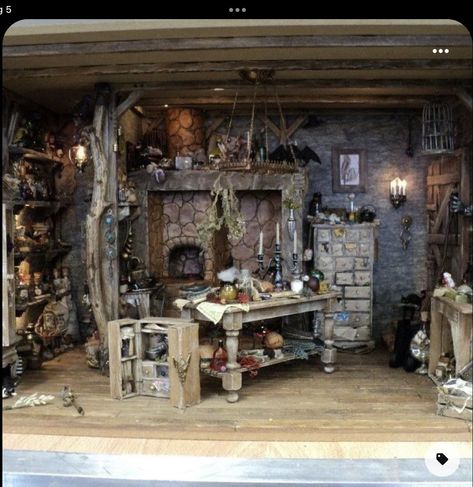 Witches Cottage, Halloween Diorama, Casa Hobbit, Haunted House Diy, Halloween Shadow Box, Dollhouse Halloween, Plant Room, Witch Cottage, Vitrine Miniature