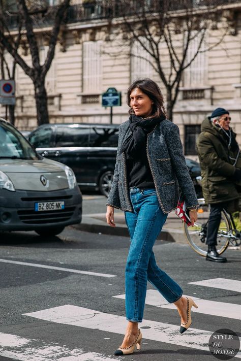 Emanuelle Alt 2023, Emanuel Alt, Emmanuelle Alt Style, Chanel Street Style, 2020 Street Style, Emmanuelle Alt, Classic Outfit, Alt Style, French Dress