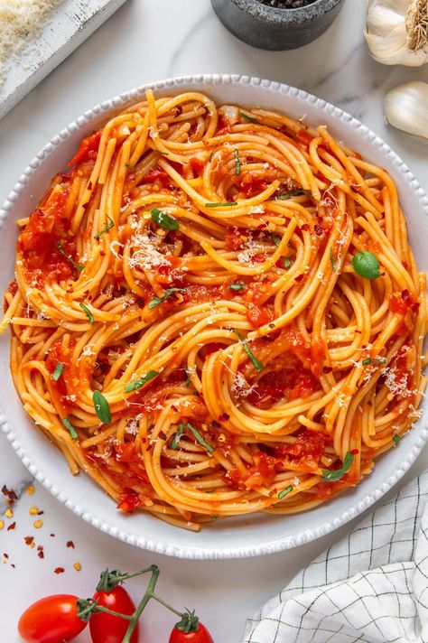 Spicy Homemade Spaghetti Arrabbiata Sweet And Spicy Spaghetti Sauce, Amazing Spaghetti Recipe, Spaghetti Healthy Recipes, Spaghetti Recipes Italian, Spicy Spaghetti Recipes, Spicy Spaghetti Sauce, Spicy Tomato Pasta, Speggetti Recipes, Fresh Marinara Sauce