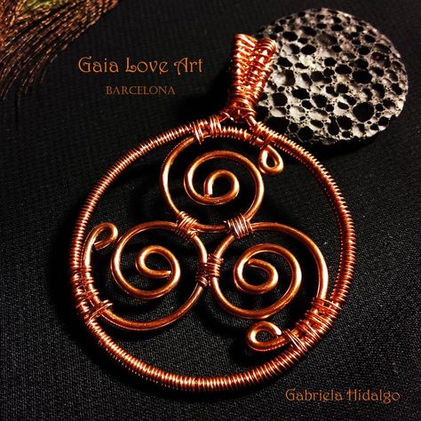 Celtic Triskel, Celtic Magic, Copper Wire Crafts, Protection Talisman, Magic Fairy, Wire Wrapped Jewelry Diy, Wire Wrapped Jewelry Tutorials, Bijoux Fil Aluminium, Wire Jewelry Designs