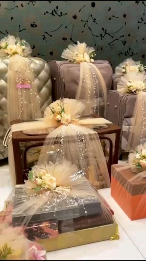 Trousseau Ideas For Bride, Engagement Things Packing, Wedding Box Decoration Ideas, Marriage Packing Ideas Indian, Bridal Dresses Packing Ideas, Dahej Packing Ideas, Bedsheet Packing Ideas For Wedding, Wedding Dala Decoration For Bride, Hand Bag Gift Packing Ideas