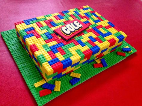 Step by step tutorial and mold: How to make a Lego Cake Lego Torte, Lego Birthday Cake, Marshmallow Fondant, Cake Kit, Lego Cake, Lego Birthday Party, Lego Birthday, Lego Party, Cake Pan