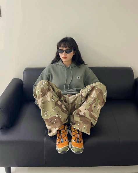 How about her color? ⛵️ Outfit info 👇🏻 • • • 📸 @10lllllllllla 🇰🇷 🕶️Eyewear : gentlemonster 👔Top : carhartt 👖Bottom : 10llllllllll 👞Shoes : salomon • • • • • • sunglasses, gray hoodie, camouflage military pants, orange hiking boots, women’s outfit, south korea Hiking Boot Outfits Women, Carhartt Hoodie Outfit, Hiking Boots Women Outfit, Orange Shoes Outfit, Salomon Shoes Women, Hiking Boots Fashion, Salomon Boots, Activewear Photoshoot, Outfit Info