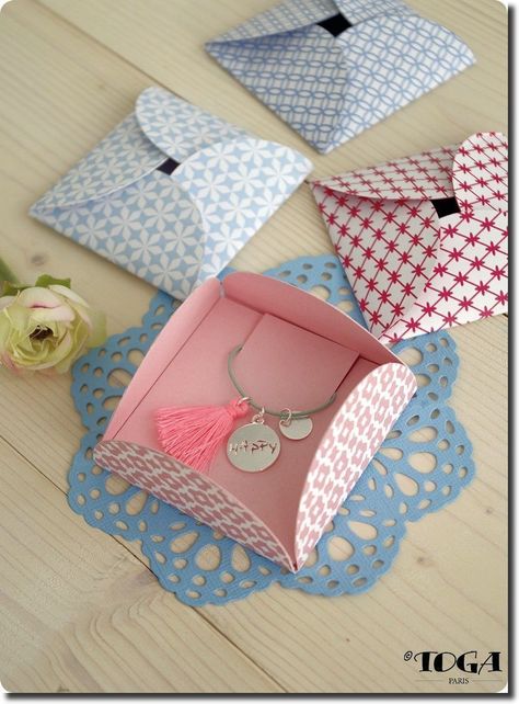 Jewelry Packaging Diy, Jewelry Packaging Design, Diy Scrapbook Album, Bracelet Packaging, Packaging Diy, Packaging Ideas Business, Necklace Packaging, Handmade Packaging, Craft Packaging