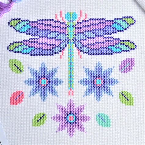 Free Dragonfly Cross Stitch Chart Dragonfly Cross Stitch, Cross Stitch Pattern Free, Cross Stitch Sunflower, Flag Cross Stitch, Free Cross Stitch Charts, Colorful Dragonfly, Butterfly Cross Stitch, Animal Cross Stitch Patterns, Dragonflies Design