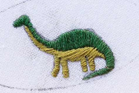 Dinasour Embroidery Easy, Embroidered Dinosaur, Dinosaur Embroidery, Best Embroidery Machine, Embroidery Hoop Crafts, Clothes Embroidery Diy, Bee Embroidery, Embroidery Template, Hand Embroidery Projects