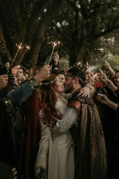 Wedding Theme Enchanted Forest, Wedding Forest Theme, Middle Earth Wedding, Medieval Wedding Theme, Lil Twist, Hobbit Wedding, Gothic Wedding Theme, Lotr Wedding, Nordic Wedding