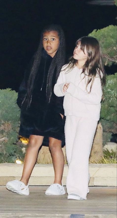 #kardashians #new #pinterest #aesthetic #photography #kyliejenner #kuwtk #hulu #kimkardashian #khloe #kourtney #kendalljenner #like #edit #stormiwebster #travisscott Kylie And Penelope, Kardashians Outfits, North And Penelope, North West Outfits, Chicago West, Jenner Kids, Penelope Disick, Nine To Five, Kyle Jenner