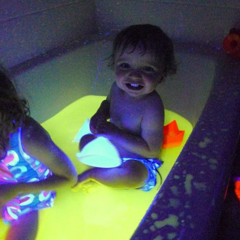 Finally a recipe for glow water that is safe -- even edible!  It's super easy to make (no staining!) and is affordable to boot!  Safe for ev... Glow Water, Mia 3, Toddler Fun, Future Kids, Future Baby, Thing 1 Thing 2, Projects For Kids, Toddler Activities, Diy For Kids