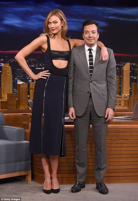 What height difference? The new face of Swarovski also had to have a little fun at the expense of the host, and seemed to enjoy draping herself over the much shorter Jimmy in front of his desk Karlie Kloss Height, Karlie Kloss Style, Tall Women Fashion, Tall People, The Tonight Show, David Koma, Karlie Kloss, Tonight Show, Jimmy Fallon