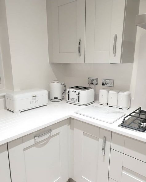 The Downham 🏡 Taylor Wimpey on Instagram: “♡ Kitchen of Dreams ♡ Love how bright white and spacious this area is! Just need to accessorise it now and get our dining furniture, main…” Howdens Kitchens, Taylor Wimpey, Instagram Kitchen, House Interior Decor, Apartment Room, House Inspo, Country Kitchen, White Kitchen, Decor Interior Design