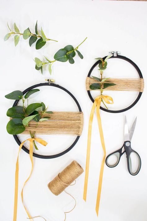 Learn how to make this simple hoop wreath diy using just a few materials you probably already have at home. Takes just minutes to create! Macrame Hula Hoop, Gold Hoop Wreath Diy, Gold Hoop Macrame Diy, Double Hoop Wreath, Brass Wreath Ring Diy, Wood Rings Crafts, Small Wreaths Diy, Metal Hoop Wreath Diy, Metal Ring Crafts