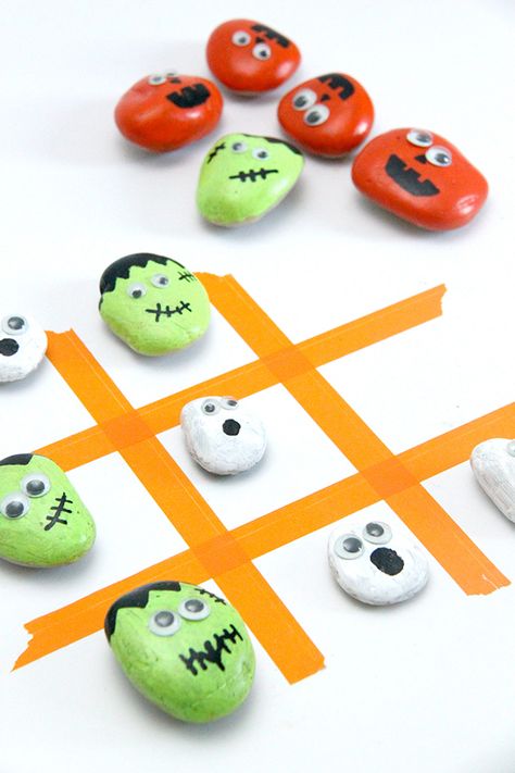 13 Fun Halloween Games for Kids | Brit + Co Party Game Ideas For Kids, Art Plastique Halloween, Halloween Party Game Ideas, Slumber Party Crafts, Halloweenpyssel Barn, Game Ideas For Kids, Veselý Halloween, Party Game Ideas, Dulceros Halloween