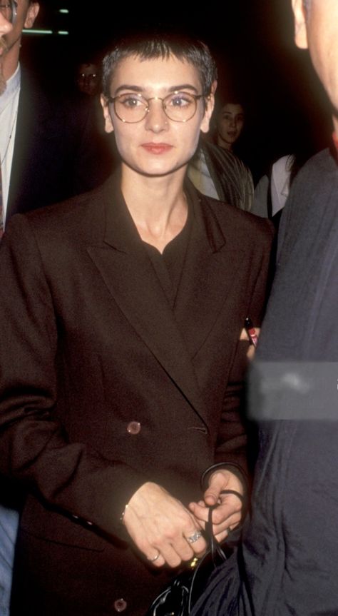 brown coat,90s fashion Sinead O'connor Style, Sinead O'connor, Pretty Celebs, Matcha Aesthetic, Rock Stars, Carrie Bradshaw, Style Board, Celebrity Crush, Hair Inspo