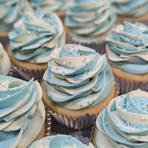 Pretty cupcakes for a rehearsal dinner. Vanilla cupcakes with chocolate ganache filling and topped with swirls of creamy vanilla buttercream . . . #torontocakeartist #torontocustomcakes #customcaketoronto #torontocustomcupcakes #customcupcakestoronto #torontobridal #weddingcupcakes Blue Frosted Cupcakes, Blue And Silver Cupcakes, Winter Cupcakes, Frosted Cupcakes, Silver Cupcakes, Client Board, Ganache Filling, Cupcakes With Chocolate, Chocolate Ganache Filling