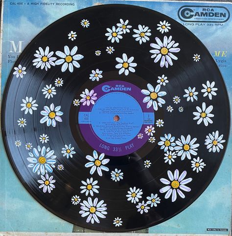 "12\"x12\" hand painted floral Daisy vinyl record.  Perfect to brighten up any room in your house or to be gifted to a friend or family member! Made with acrylic paint and a vinyl reord. *will ship as media mail unless otherwise requested*" Hanging Flower Decor, Record Painting Ideas, Vinyl Record Painting, Vinyl Record Art Ideas, Vinyl Paintings, Painted Records, Cd Wall Art, Painted Vinyl Records, Vinyl Art Paint