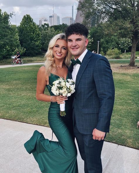 Flowers With Emerald Green Dress, Prom Flowers For Green Dress, Green Prom Dress With Date, Green Hoco Couple, Navy Prom Couple, Green Prom Couple Outfit, Dark Green Prom Couple, Emerald Green Prom Couple, Navy Prom Suit