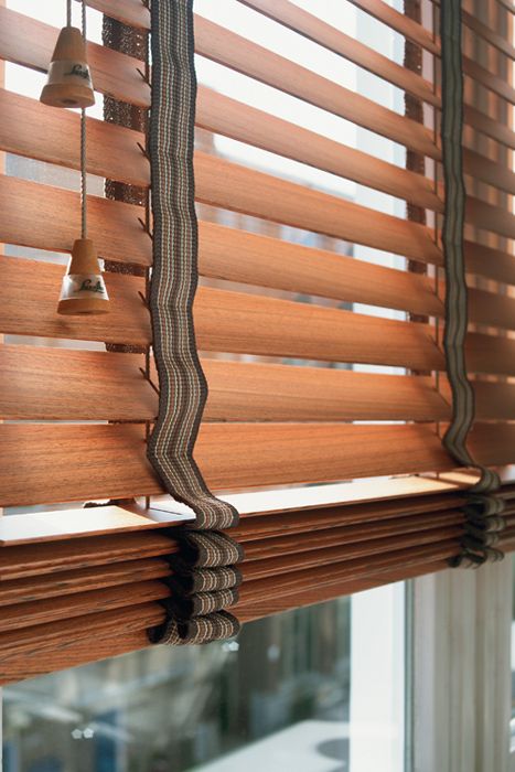 wooden blinds with decorative tapes. Grey Kitchen Blinds, Types Of Blinds, Store Venitien, Bathroom Blinds, Budget Blinds, Modern Blinds, Living Room Blinds, Horizontal Blinds, Bedroom Blinds