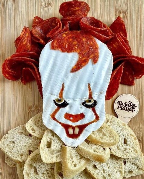 Food Ideas For Halloween, Halloweenpyssel Barn, Halloween Snack Ideas, Plat Halloween, Halloween Platter, Halloween Themed Snacks, Halloween Potluck, Läskig Halloween, Snack Boards