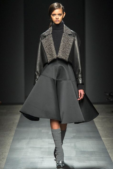 Outrageous Fashion, Skirt Inspiration, School Uniform Fashion, Ports 1961, Fashion Week Runway, Fashion Shows, Latest Fashion Clothes, Milan Fashion Week, Flare Skirt