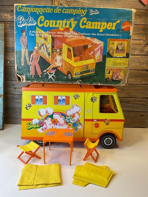 The pretty country camper for Barbie brand Mattel from 1970. The set includes the camper, two sleeping bags, two folding benches, a table. All in good condition with some signs of wear. The camper drives well. The doors open, the front window is not there. The tent on the side was attached to the metal poles. The caravan has some tights. The box has several signs of wear, see the closer photos. Sold as seen in the photos. I combine purchases for shipping I do not take returns and do not issue re Camping Barbie, Barbie Camper, Folding Bench, The Caravan, Metal Pole, Sleeping Bags, The Pretty, Collectible Dolls, A Table