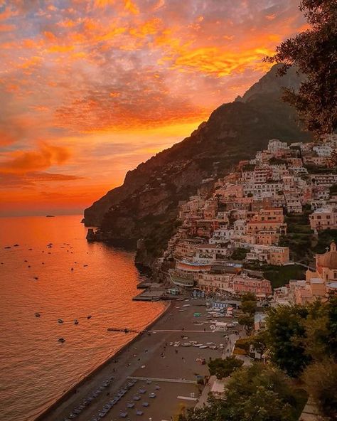 ITALY | The sunset in Positano is one of the most beautiful in the world | Facebook Ancient Underground City, Italy Sunset, Amalfi Italy, China Image, Christmas Destinations, Underground Cities, Breathtaking Places, Winter Sunset, Sunset Landscape