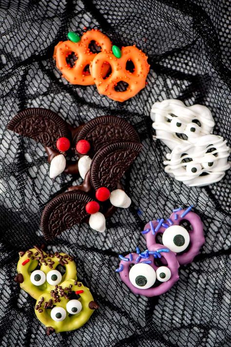 Halloween Chocolate Covered Pretzels, Chocolate Covered Pretzels Halloween, Disfarces Halloween, Halloween Backen, Easy Treats To Make, Postres Halloween, Dulces Halloween, Halloween Party Snacks, Halloween Treats For Kids