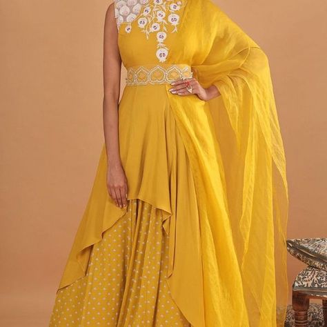 Outfit For Pithi Function, Pithi Outfit Brides Indian Fashion, Haldi Dress For Bride Sister Indian, Indowestern Haldi Outfits For Sister, Simple Haldi Dress Ideas, Haldi Dress For Bride Sister, Pithi Outfit Brides, Haldi Outfits For Sister, Haldi Dress Ideas For Sisters