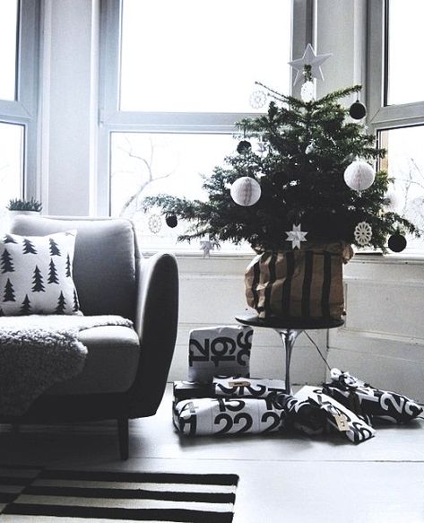 22 Minimalist And Modern Christmas Tree Décor Ideas Minimalist Christmas Tree, Modern Christmas Tree, Traditional Christmas Decorations, White Ornaments, Christmas Inspo, Nordic Christmas, Minimalist Christmas, Black Christmas, Christmas Tree Lighting