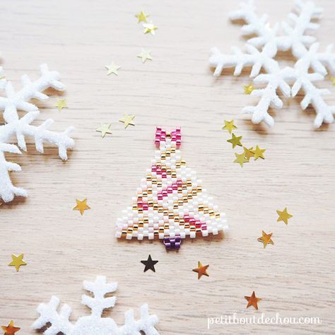 Freebie Miyuki: Christmas Ornaments in Brick Stitch - Petit Bout de Chou Beading Patterns Bracelets, Brick Stitch Christmas, Simple Bead Earrings, Loom Beading Patterns, Miyuki Beads Pattern, Holiday Beading, Beading Crafts, Brick Stitch Earrings, Brick Stitch Pattern