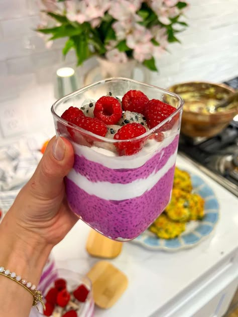 JUMP TO RECIPE This dragonfruit chia seed pudding is this beautiful hot pink colorful, perfectly sweet, and will keep you... Pitaya Chia Pudding, Pink Chia Pudding, Dragonfruit Chia Pudding, Dragon Fruit Breakfast, Dragon Fruit Chia Pudding, Weekly Meals For Two, Df Gf Breakfast, Vegan High Protein Meals, Fruits With Protein